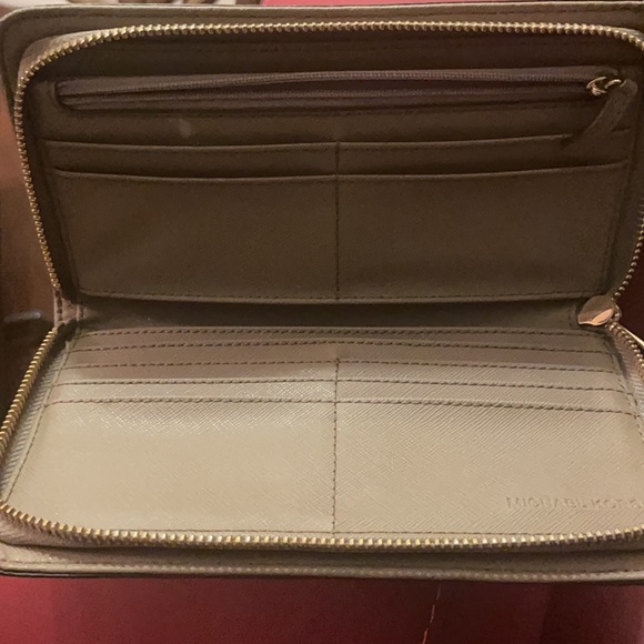 Micheal Kors glazed canvas wallet - Picture 4 of 5